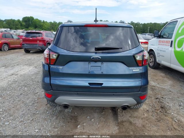 1FMCU0J9XJUA61277 Ford Escape Titanium