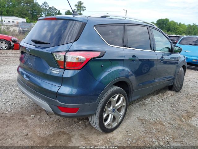 1FMCU0J9XJUA61277 Ford Escape Titanium