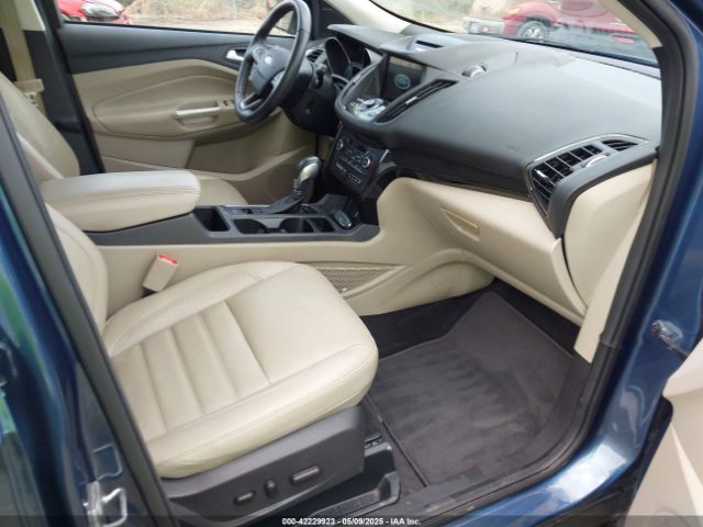 1FMCU0J9XJUA61277 Ford Escape Titanium