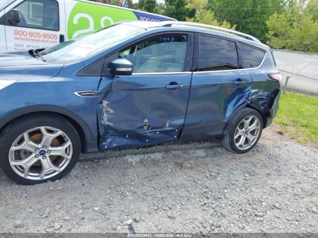 1FMCU0J9XJUA61277 Ford Escape Titanium