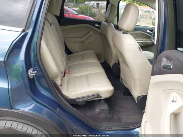 1FMCU0J9XJUA61277 Ford Escape Titanium
