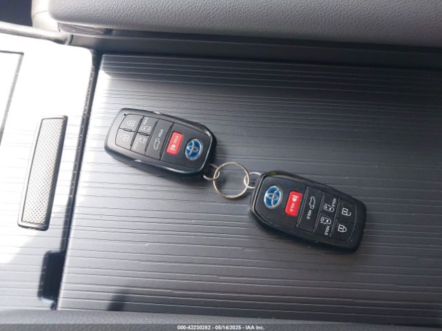 5TDXRKEC8NS102962 Toyota Sienna Xse