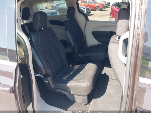 2C4RC1DG7HR695171 Chrysler Pacifica Touring