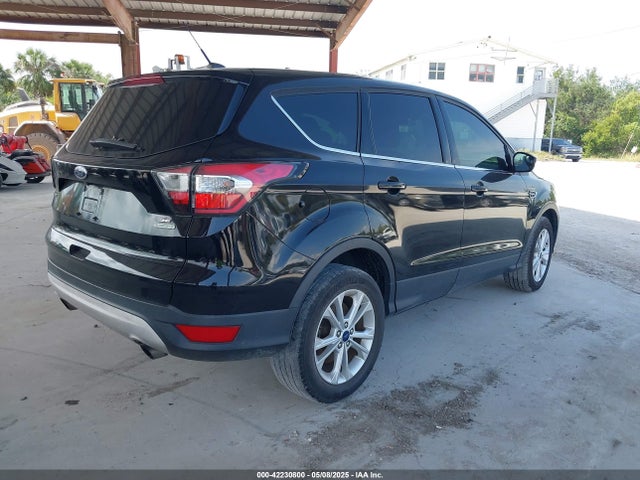 1FMCU0GD5HUA58132 Ford ESCAPE SE