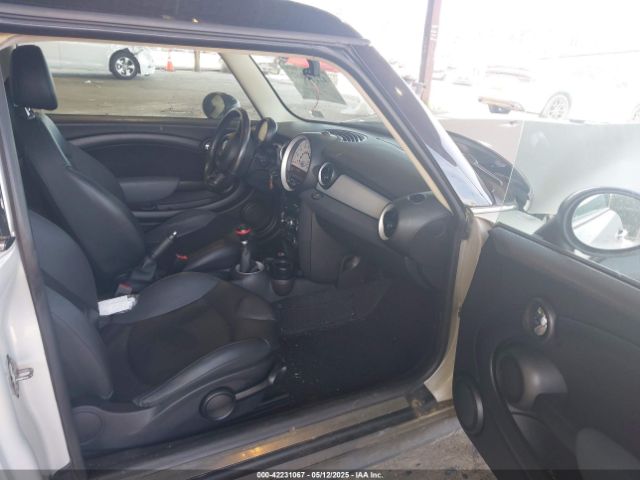 2011 MINI COOPER CLUBMAN WMWZF3C55BTX82020 Photo 4