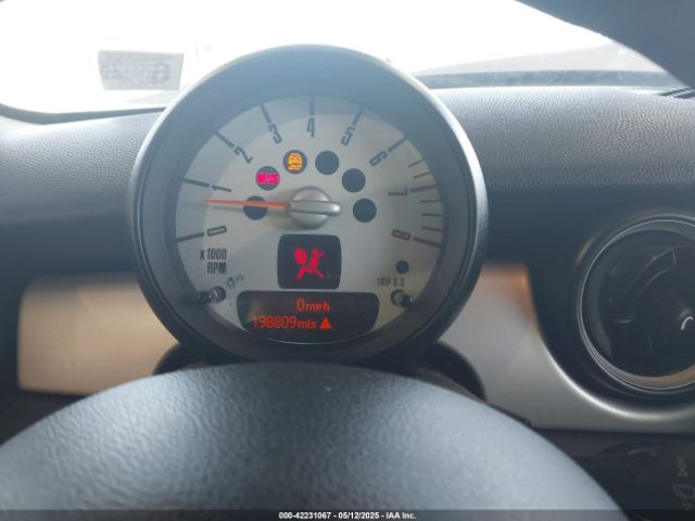 2011 MINI COOPER CLUBMAN WMWZF3C55BTX82020 Photo 6