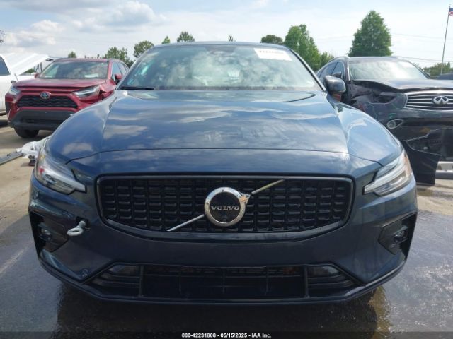 7JRL12FL9RG294057 Volvo S60 B5 Plus Dark Theme