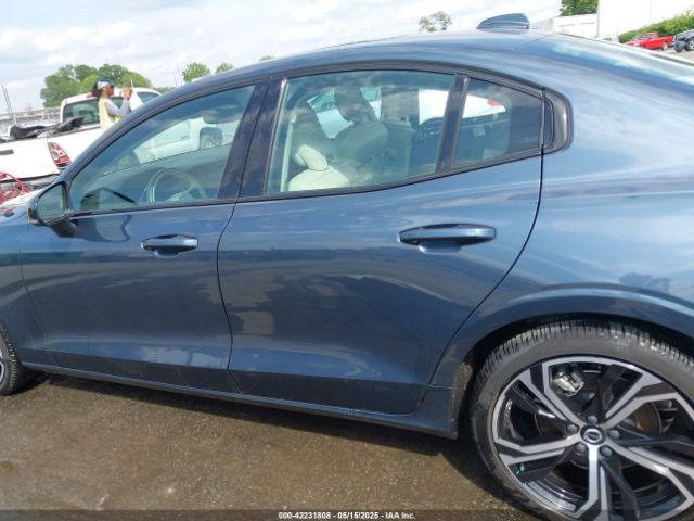 7JRL12FL9RG294057 Volvo S60 B5 Plus Dark Theme