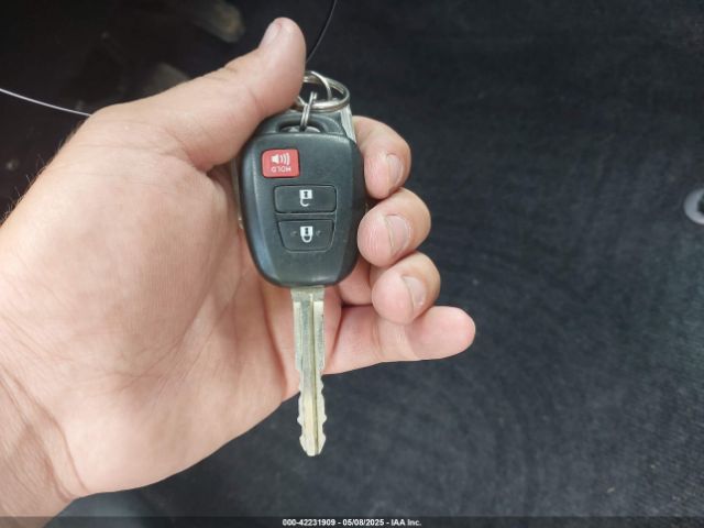 JTMZFREV8GD084635 Toyota RAV4 LE