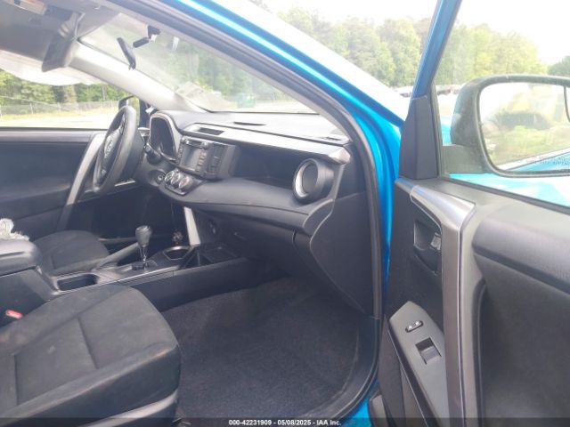 JTMZFREV8GD084635 Toyota RAV4 LE