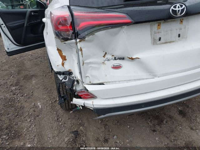 2T3JFREV3HW695013 Toyota RAV4 SE