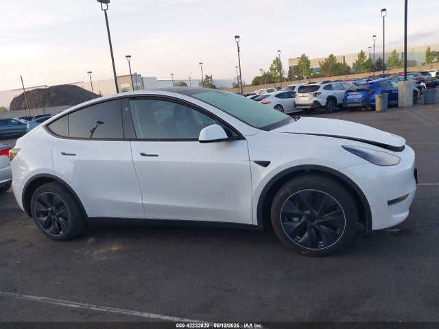 Tesla Model Y Long Range Dual Motor All-wheel Drive 2024 7SAYGDEE8RF081633 Image 13