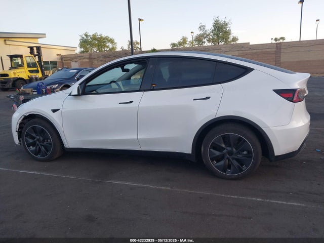 Tesla Model Y Long Range Dual Motor All-wheel Drive 2024 7SAYGDEE8RF081633 Image 14