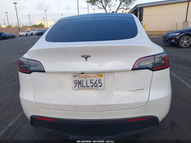 Tesla Model Y Long Range Dual Motor All-wheel Drive 2024 7SAYGDEE8RF081633 Image 16
