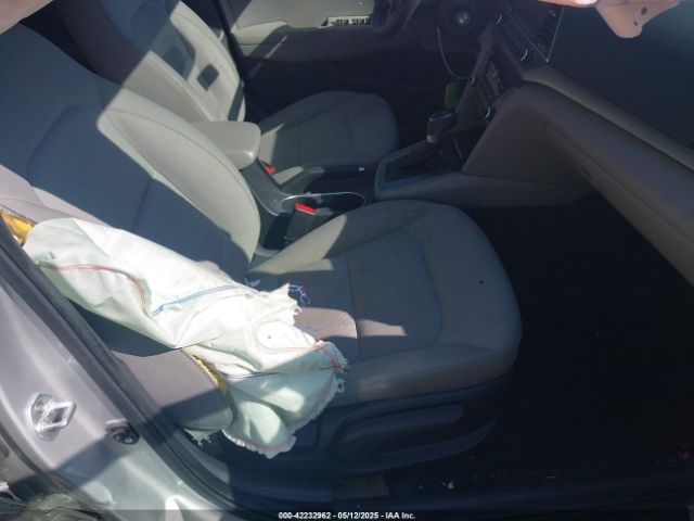 KMHD84LF6HU063864 Hyundai ELANTRA SE