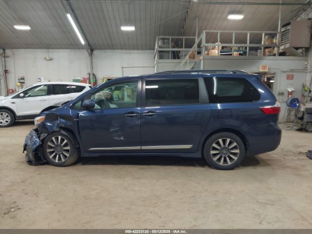 5TDDZ3DC9LS240677 Toyota SIENNA XLE
