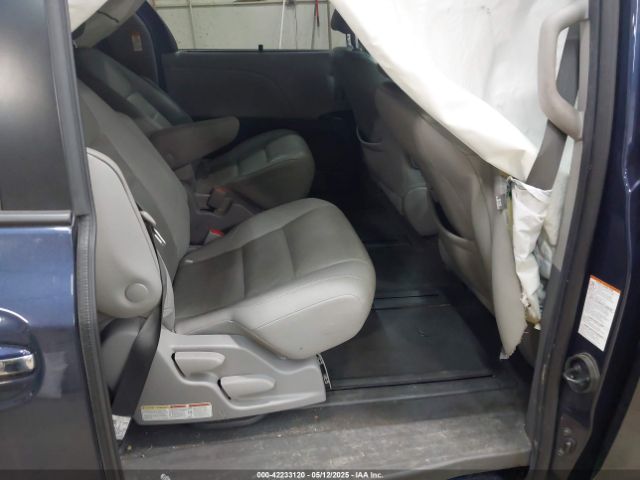 5TDDZ3DC9LS240677 Toyota SIENNA XLE