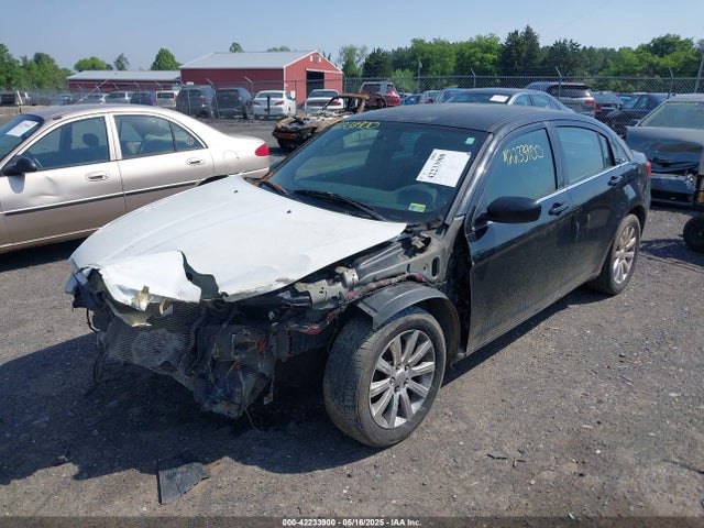 Chrysler 200 Touring 2014 1C3CCBBG7EN114229 Image 2