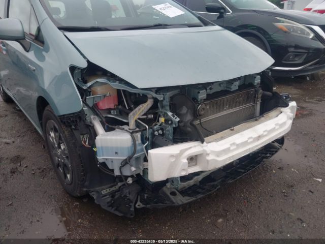JTDZN3EU8FJ033529 Toyota Prius V Three