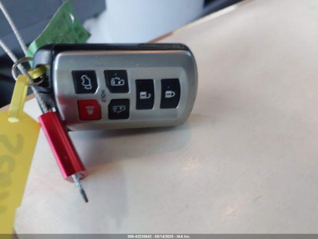 5TDYZ3DCXJS943686 Toyota Sienna Xle 8 Passenger