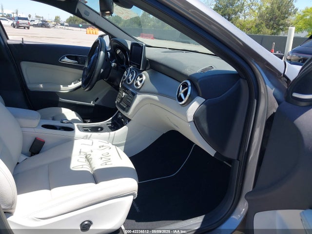 WDCTG4EB6HJ303262 Mercedes-Benz GLA 250