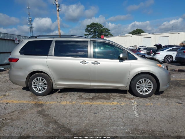 5TDYZ3DC4HS837017 Toyota Sienna Xle Premium 8 Passenger