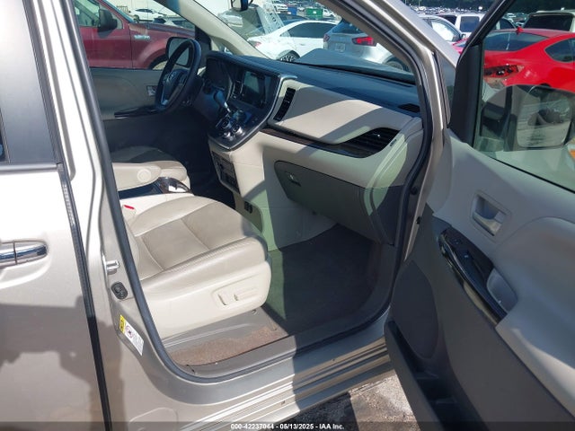 5TDYZ3DC4HS837017 Toyota Sienna Xle Premium 8 Passenger