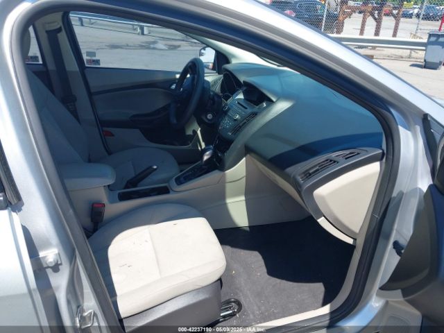 1FADP3F23FL273129 Ford FOCUS SE