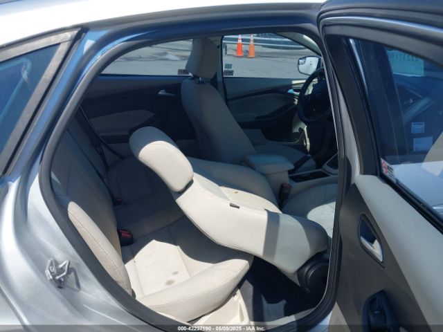 1FADP3F23FL273129 Ford FOCUS SE