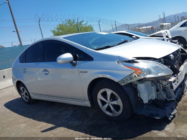 JTDKN3DU2F0472606 Toyota Prius Two