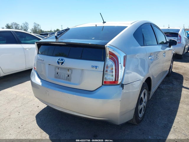 JTDKN3DU2F0472606 Toyota Prius Two