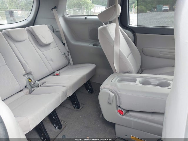 KNDMB5C16G6188852 KIA SEDONA LX