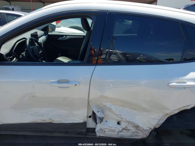 1FMCU0G60NUB11056 Ford ESCAPE SE