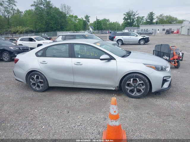 3KPF24AD9ME305796 KIA Forte Lxs