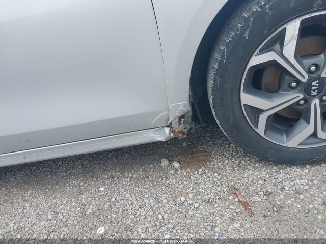3KPF24AD9ME305796 KIA Forte Lxs
