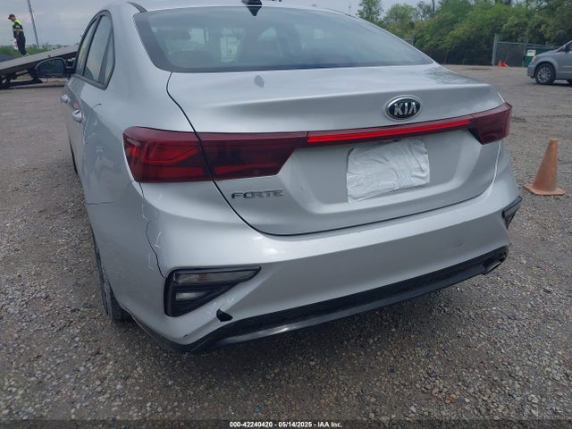 3KPF24AD9ME305796 KIA Forte Lxs
