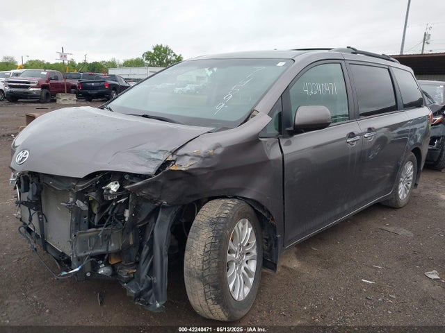 5TDYK3DC3GS714599 Toyota Sienna Xle 8 Passenger