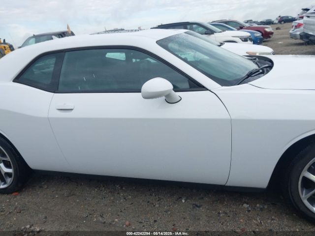 2C3CDZAG5GH290490 Dodge Challenger Sxt Plus