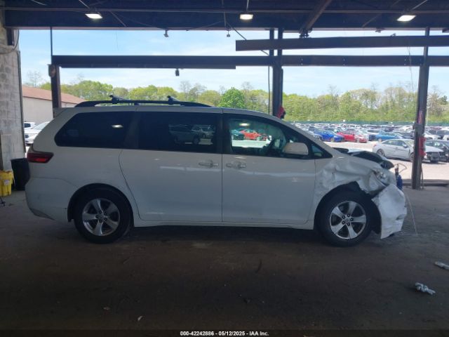 5TDKK3DC8FS565580 Toyota Sienna Le 8 Passenger