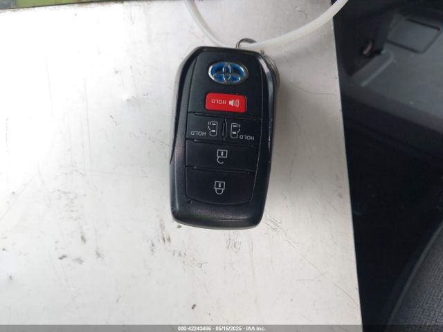 5TDKRKEC1NS099302 Toyota SIENNA LE