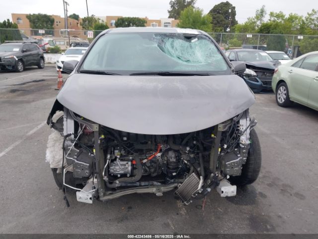 5TDKRKEC1NS099302 Toyota SIENNA LE
