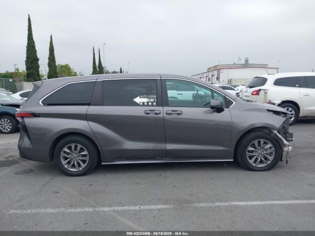 5TDKRKEC1NS099302 Toyota SIENNA LE