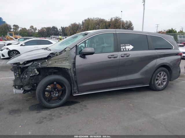 5TDKRKEC1NS099302 Toyota SIENNA LE