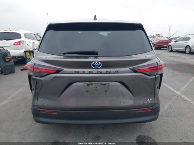 5TDKRKEC1NS099302 Toyota SIENNA LE