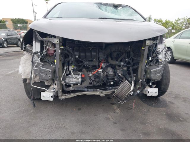 5TDKRKEC1NS099302 Toyota SIENNA LE