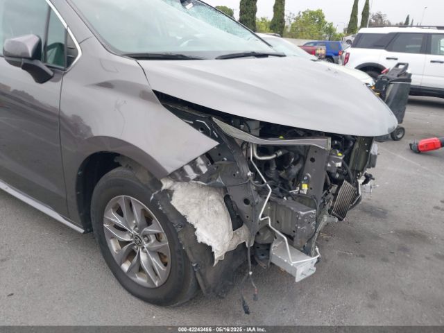5TDKRKEC1NS099302 Toyota SIENNA LE