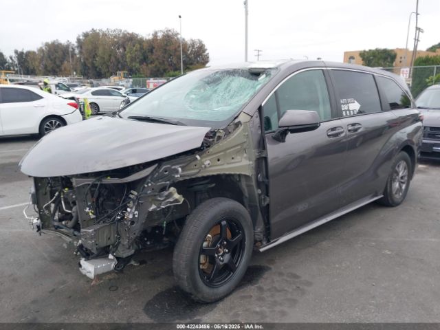 5TDKRKEC1NS099302 Toyota SIENNA LE