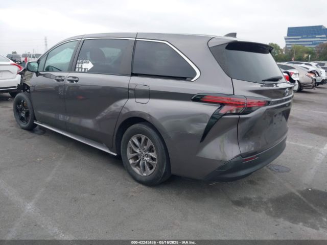5TDKRKEC1NS099302 Toyota SIENNA LE