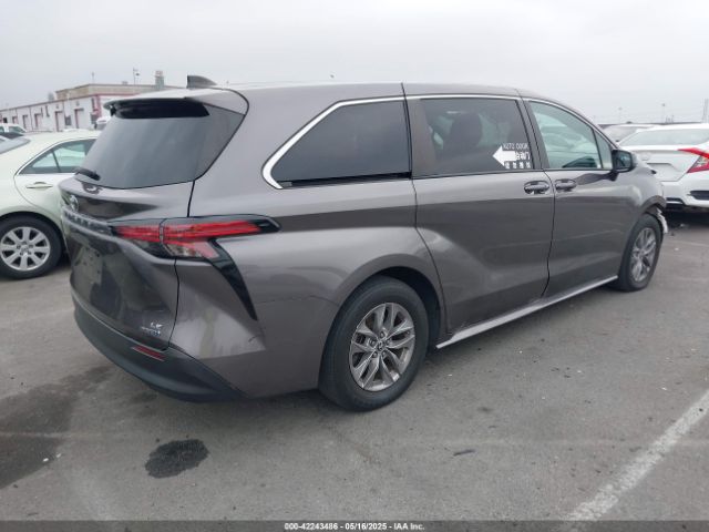 5TDKRKEC1NS099302 Toyota SIENNA LE