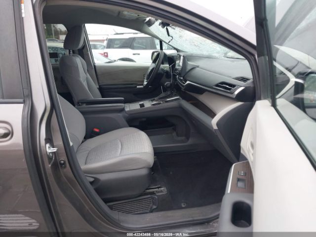 5TDKRKEC1NS099302 Toyota SIENNA LE